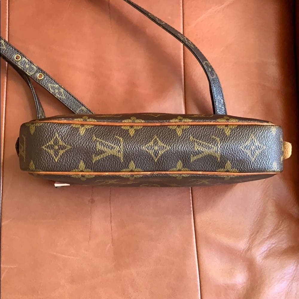 🌟Beautiful Louis Vuitton Marley Dragonne Crossbody🌟 - Picture 7 of 12